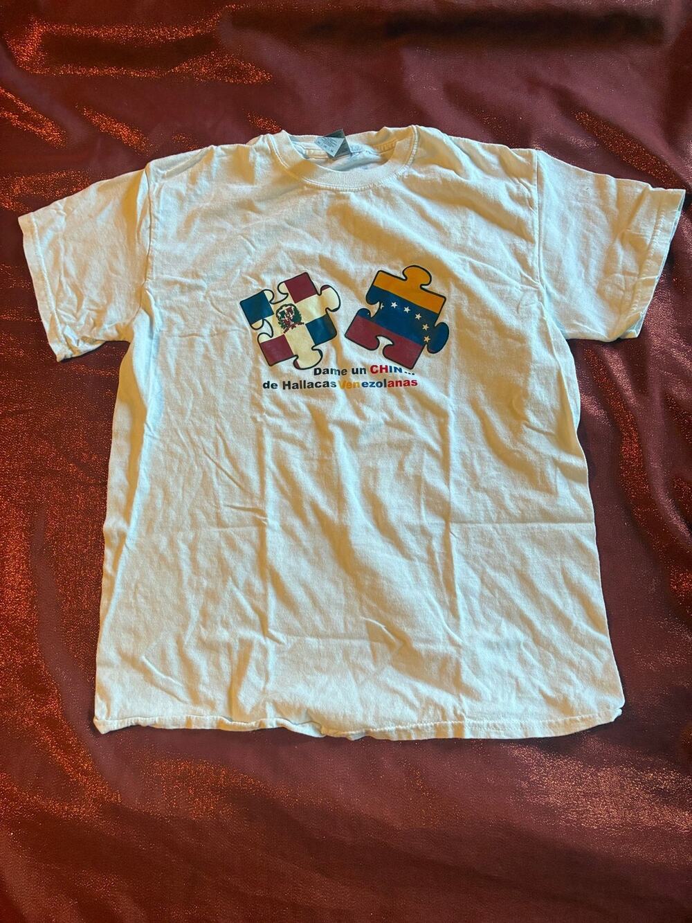 GildanShirt Unisex M White Puzzle Flags Graphic Short Sleeve Venezuelan